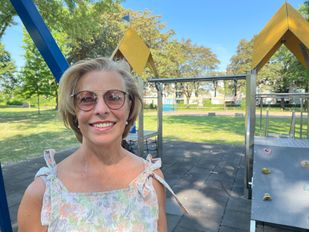 Rianne Sieben (Vitaal Liberaal) in het speeltuintje in het Catharinapark in Wouw