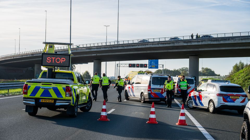 Snelweg A16 richting Belgische grens dicht na dodelijk ongeluk
