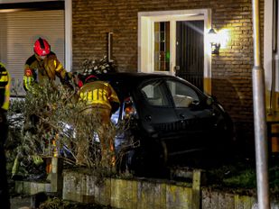 Auto komt tot stilstand tegen woonhuis. (foto: 112 Markiezaten)