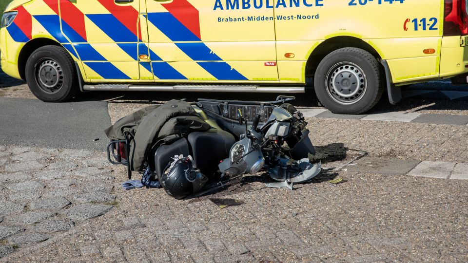 Scooterrijdster gewond na botsing met auto in Huijbergen