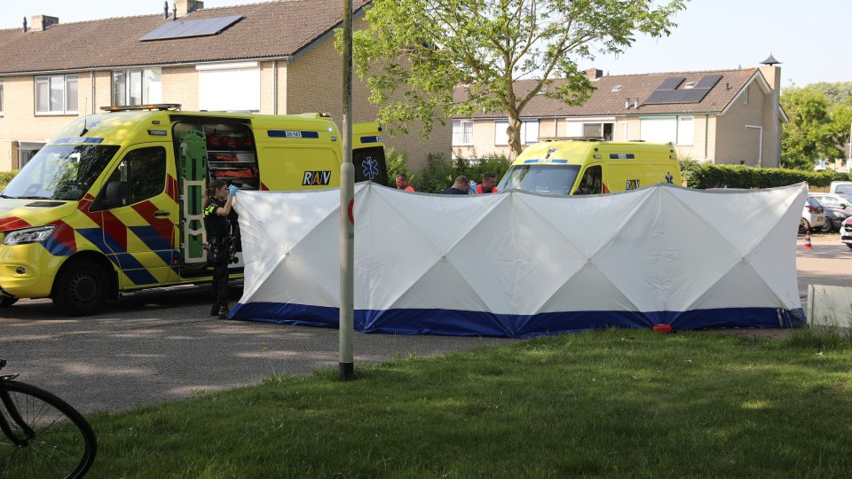 Fietsster zwaargewond na botsing met auto in Roosendaal