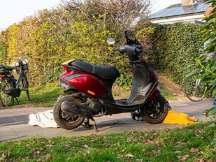 Bijrijder gewond na botsing tussen scooter en bestelbus, politie doet onderzoek