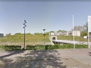 Deel vestingwerk Het Ravelijn en de loopbrug er naar toe, gezien vanaf de straat