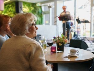 Publiek luistert naar optreden jazzformatie B-Swing tijdens Vrijwilligersdag