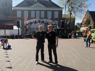 Gijs van Batenburg en Guus Anink voor het podium van hun eerste evenement in Etten-Leur (Foto: ZuidWest Update)