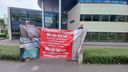 Kees protesteert bij Stadlander voor de deur vanwege vocht en schimmels