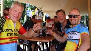 Fietsers proosten op een goede fietstocht bij Rijsbergen Demarreert