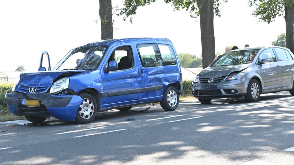 Flinke schade na botsing tussen drie auto&#8217;s in Rijsbergen