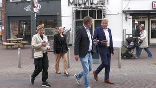Christel Buijs, Sandra Westerkamp, directeur Kees van Hassel en burgemeester Mark Buijs volgen audiotour