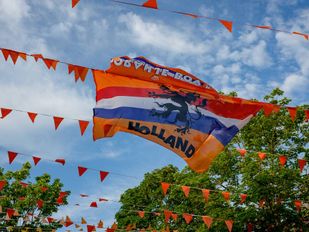 Versiering in straat voor Nederlands elftal