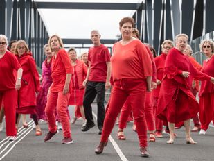 Nederland, Roosendaal, 07-07-2022 Gouden Dans in Roosendaal. Ontmoeting, dans en beweging voor senioren. Filmopnames Dans Roosendaal, dans! op de brug Passerelle