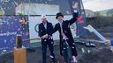 Confetti, jacquets en een houten heipaal: éindelijk gaat de bouw van start op ’t Konterscherp