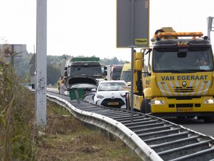 botsing ongeluk 112 snelweg a4 bergen op zoom auto vrachtwagen politie ambulance brabant nieuws