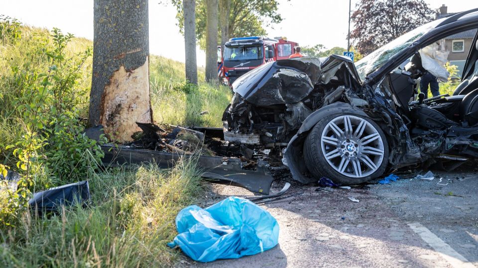 Auto botst tegen boom in Nieuw-Vossemeer, traumahelikopter ingezet