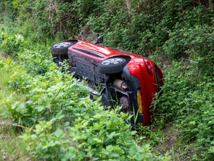 Auto belandt in sloot aan Spectrum in Roosendaal
