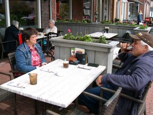 Mensen op terras na versoepeling coronamaatregelen