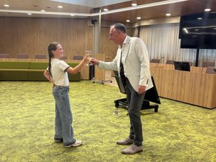 Wethouder René Verwijmeren proost met nieuwe kinderburgemeester Ivy Jane van Doorn (9) (Foto: ZuidWest Update)