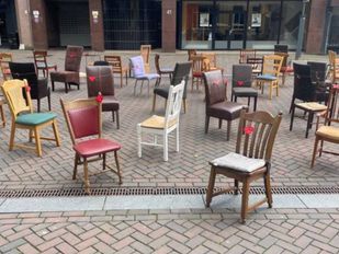 120 lege stoelen op de Markt in Roosendaal, als symbool voor de verkeersdoden in 2023