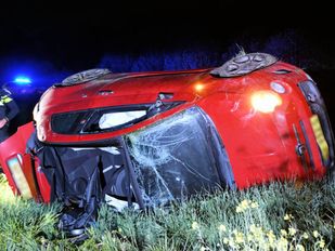 Auto raakt van dijk bij Poortvliet, traumahelikopter ingezet