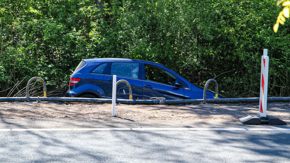 Auto van de weg op A4 bij Bergen op Zoom