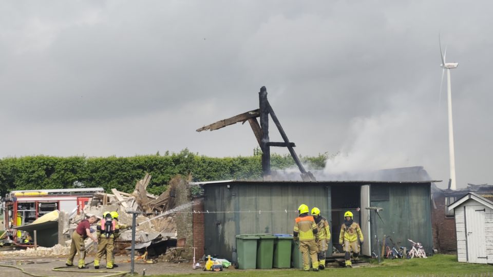 Landbouwmachine in vlammen op bij schuurbrand Heijningen