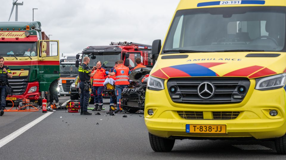 Snelweg was dicht na botsing met vrachtwagen en twee auto&#8217;s