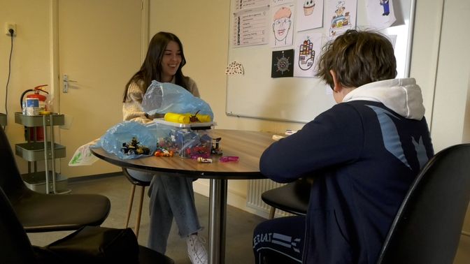 De kinderen worden maximaal per drie begeleid.