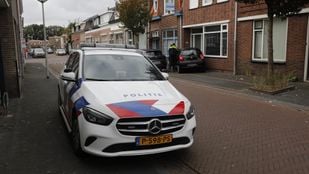 Auto rijdt tegen gevel in Bergen op Zoom