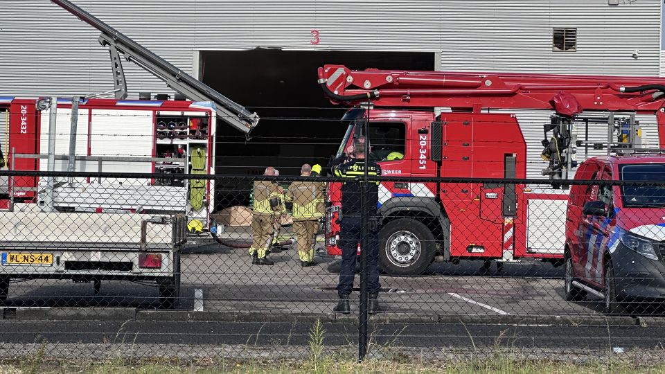 Brand bij trappenfabriek Vermeulen Etten-Leur, brandweer met meerdere voertuigen aanwezig