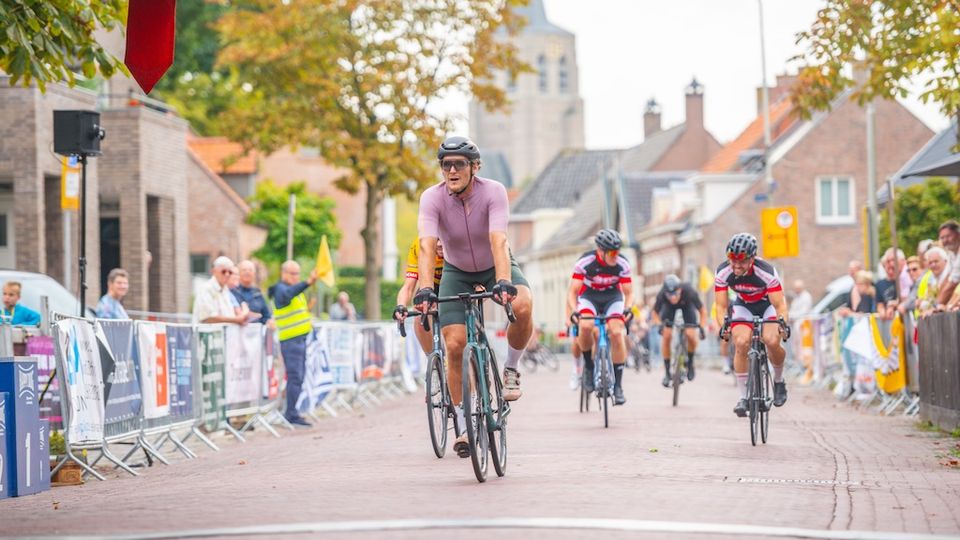 Wouws Wielerweekend pakt uit met estafettefietsen: &#8216;Onderdeel dat je nergens in omgeving ziet&#8217;