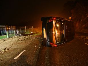 Auto belandt op zijn kant op Bovenstraat, Hoeven (Foto: Perry Roovers)