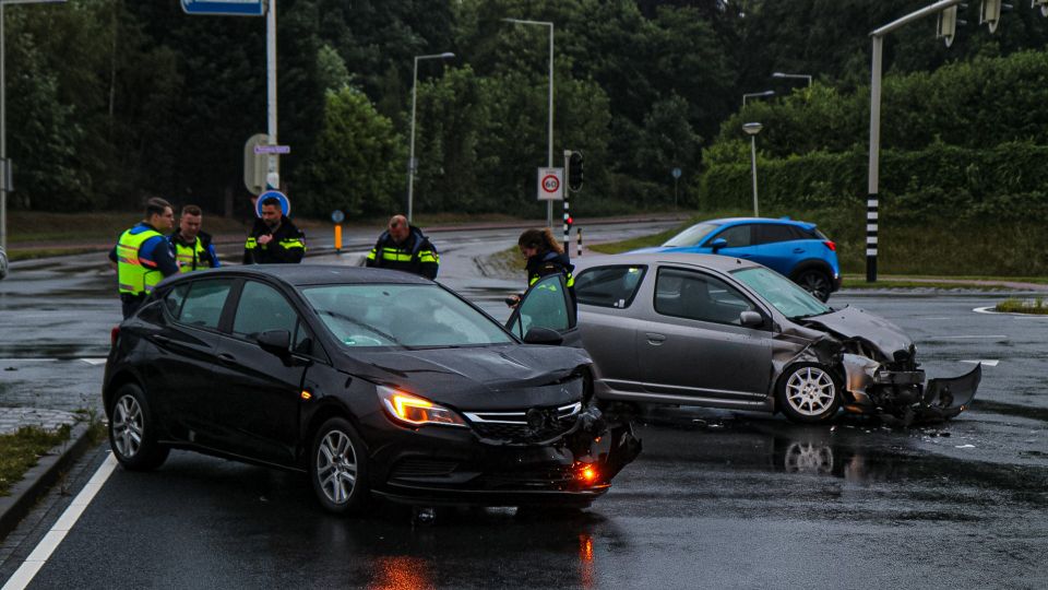 Kruising Randweg-Noord deels gestremd na flinke botsing tussen twee auto’s