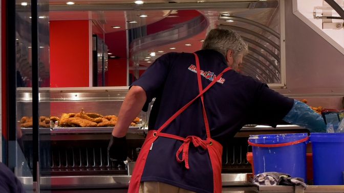 Bij het bakken van de vis kan de tempratuur aan de frituur boven de veertig graden uitkomen.