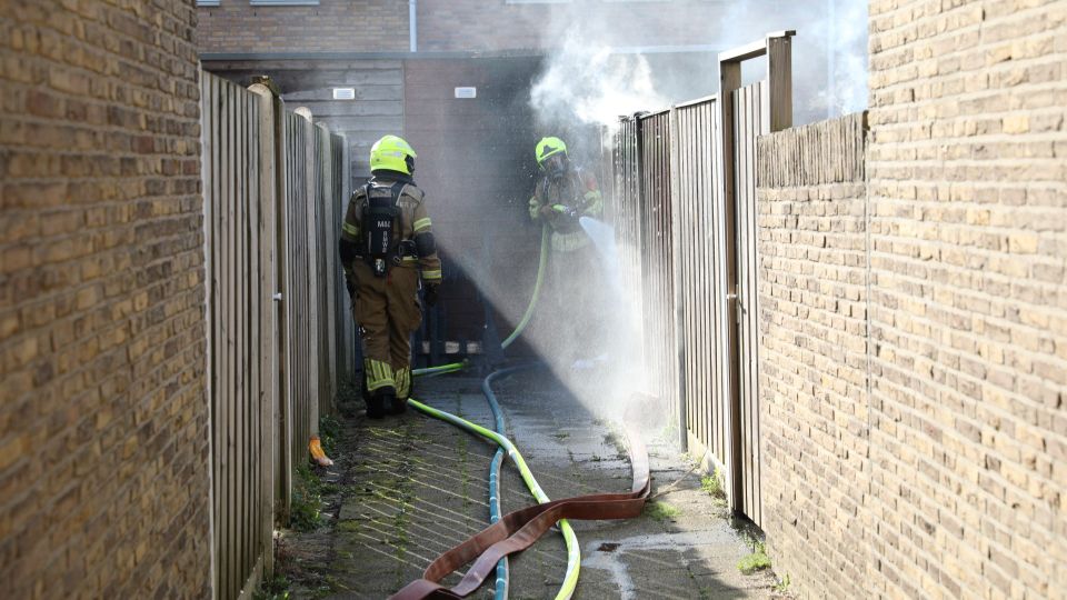 Kortsluiting in schuur veroorzaakt brand, vuur slaat over
