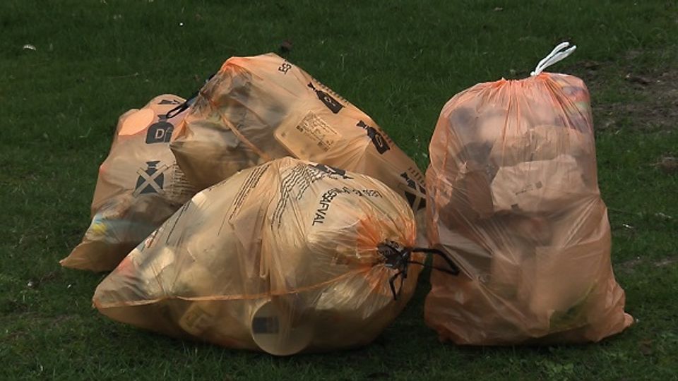 Inzamelen PBD afval in oranje zakken in Roosendaal