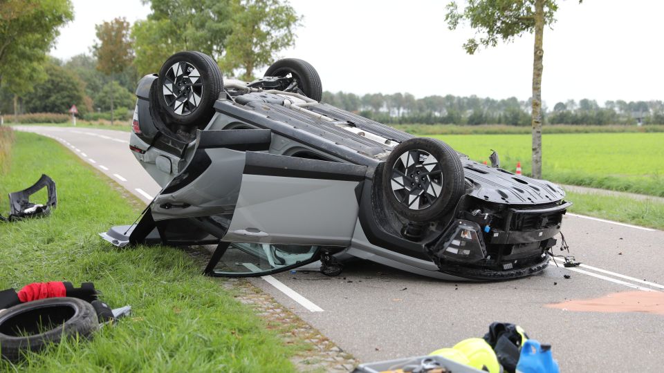 Bestuurder gewond na botsing tegen boom op Postweg in Tholen