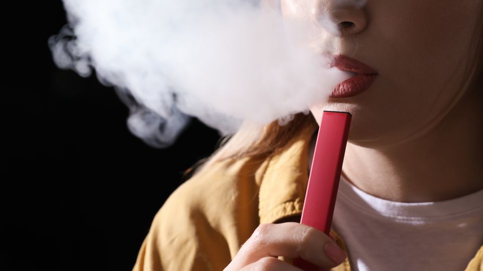 Jonge vrouw gebruikt een vape
