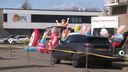 Withagen Attractieverhuur bestaat 25 jaar: vanuit drive-through nieuwe feestpoppen bekijken