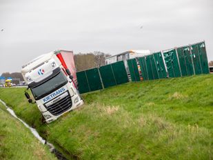 Vrachtwagen van de weg geraakt op A58 bij Roosendaal