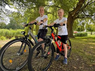 Lars en Sem fietsen voor hun twee opa's die te maken hebben met Parkinson.