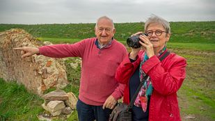 Annie Hellemons Goorden met haar man én haar camera op het kasteelterrein | Foto: Vincent Krijtenburg