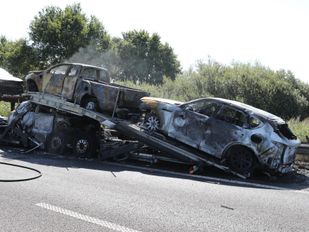 Auto&#8217;s op transporter in brand op A58 bij Wouwse Plantage, snelweg afgesloten