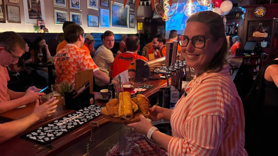 Met volle maag, maar vooral een kater naar huis na nachtelijk Oranjeontbijt