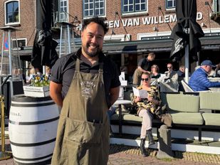 Voor één dag zet Dao de Fretes zijn terras buiten.