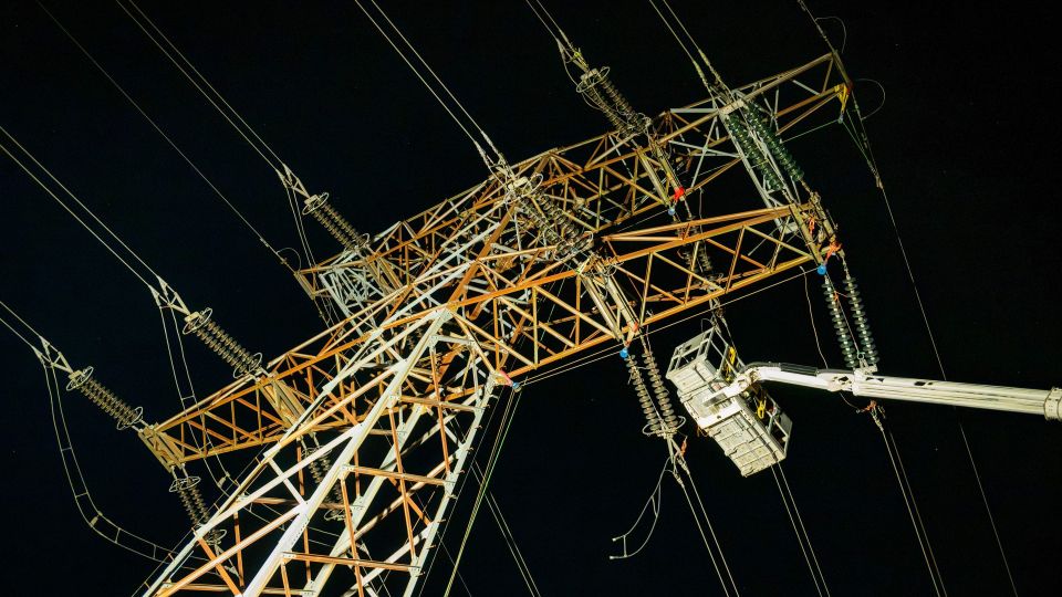 Opvallend gezicht boven A17: TenneT haalt hoogspannings&shy;lijnen weg