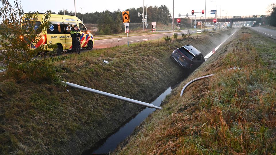 Auto in sloot Sprundel