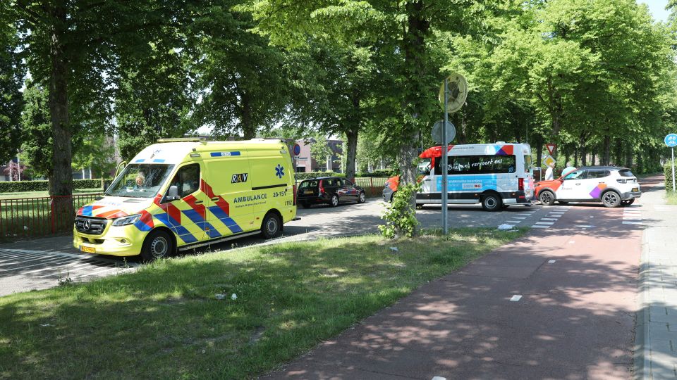 Brommerrijder gewond bij botsing met auto in Roosendaal