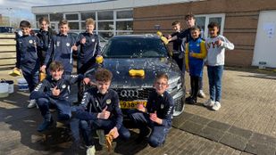 Jeugdteams van Internos Etten-Leur wassen auto's voor hun reis naar Baiertal in Duitsland