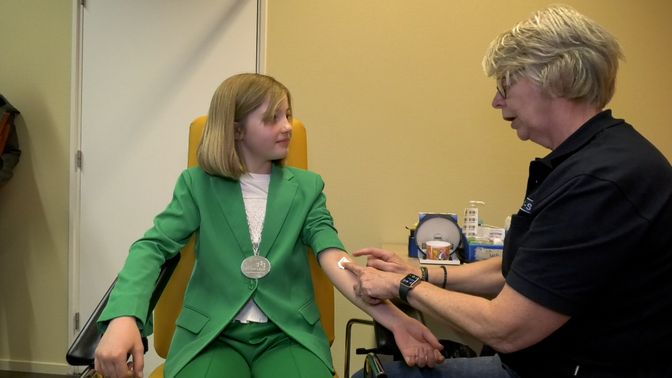 Tijdens de opening krijgt jeugdburgemeester Eline uitleg hoe het prikken in zijn werk gaat