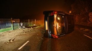Auto belandt op zijn kant op Bovenstraat, Hoeven (Foto: Perry Roovers)